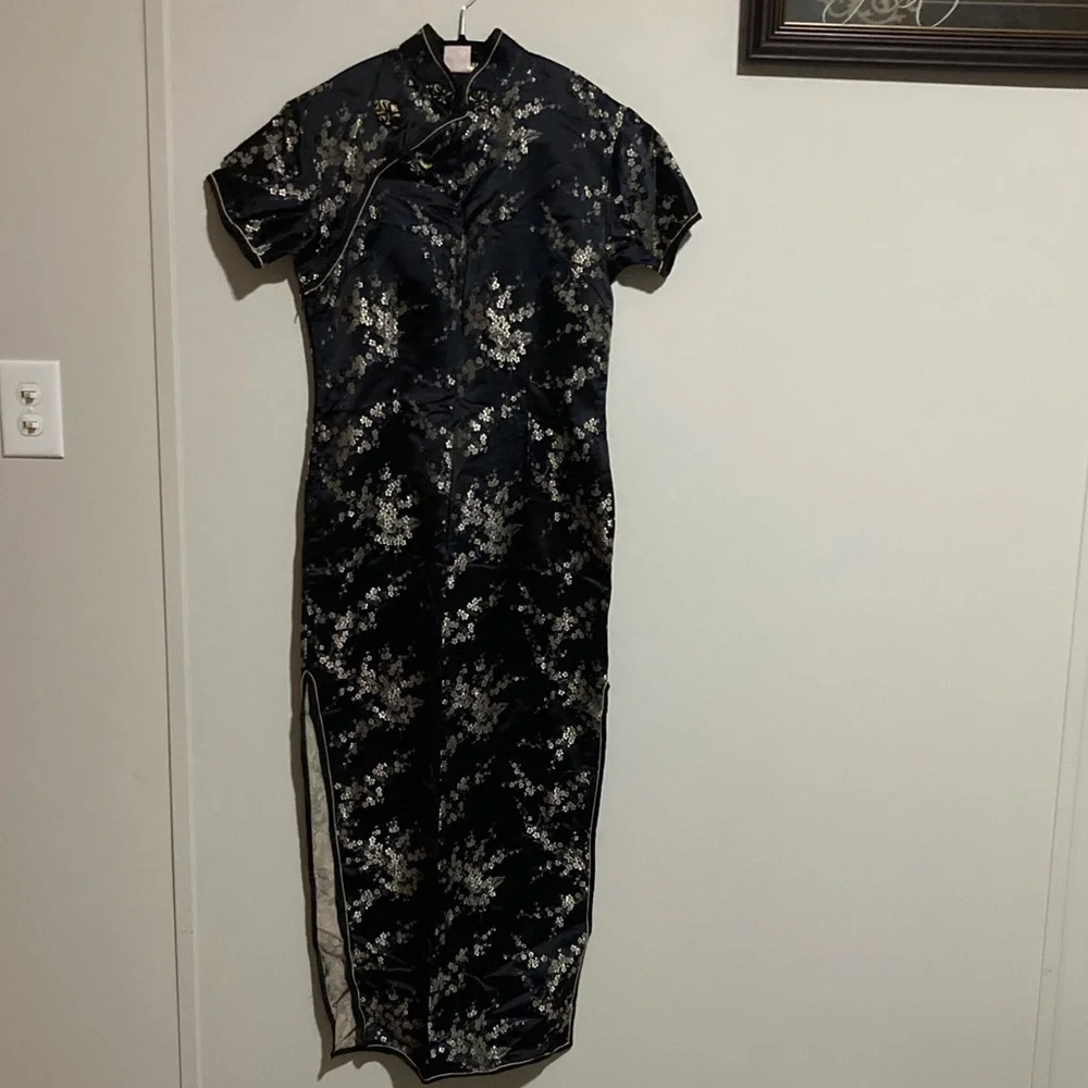 Elegant Black and Gold Floral Midi Dress - Picture 1 of 11